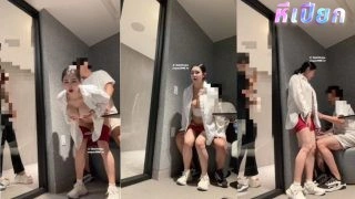 สาวจีน oshiximiya เย็ดกันในห้องที่มีกระจกกันแล้วมีคนเดินผ่านไปมาจนต้องหยุดเย็ดเพราะกลัวคนเห็นพอคนไปก็ใส่กันต่อไม่ยั้ง